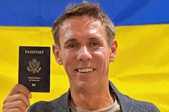 Панин похвастался американским паспортом на фоне украинского флага