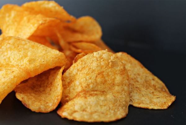 Почему лучше отказаться от картофельных чипсов: этот ингредиент вызывает привыкание