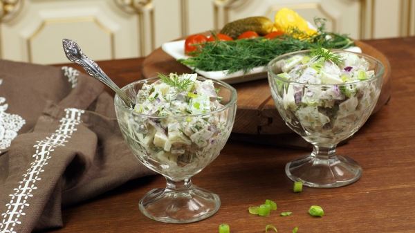 Салат с селедкой под йогуртовым соусом