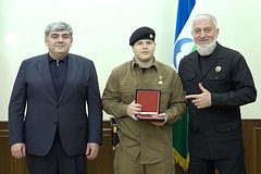 15-летний сын Кадырова пришел на свое награждение с золотым пистолетом